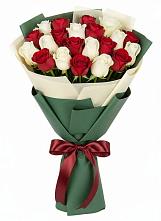 Букет Микс из красных и белых роз в Цивильске