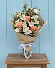 Букет цветов из:  Альстромерии, Лизиантусы, Розы и Хризантемы в Цивильске