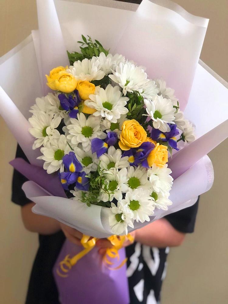 Букет цветов из: Ирисы, Хризантемы и Розы в Цивильске