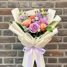 Букет цветов из:  Лизиантусы и Розы в Цивильске