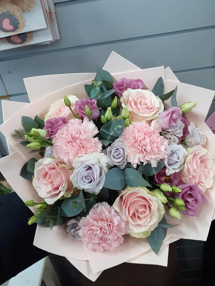 Букет цветов из: Розы, Гвоздики и Лизиантусы в Цивильске